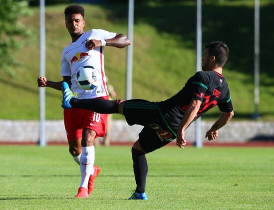 SOCCER - CL quali, Liepaja vs RBS LIEPAJA,LATVIA,19.JUL.16 - SOCCER - UEFA Champions League, qualification, FK Liepaja vs Red Bull Salzburg. Image shows Valentino Lazaro (RBS) and Kristians Damians Torres (Liepaja). GEPAxpictures xFelixxRoittner