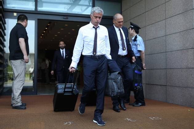 Bilder des Tages - SPORT Head coach Jose Mourinho of Manchester United ManU F.C. is pictured after arriving at the Shanghai Pudong International Airport for the 2016 International Champions Cup in Shanghai, China, 20 July 2016. Manchester United jetted off to China on Tuesday (19 July 2016) for their 2016-17 pre-season tour. players boarded a Russian airline Aeroflot plane at Manchester Airport early on Tuesday afternoon and are expected to be greeted by rapturous supporters upon their arrival. Manchester United travel to China for pre-season tour  20160720_28444
