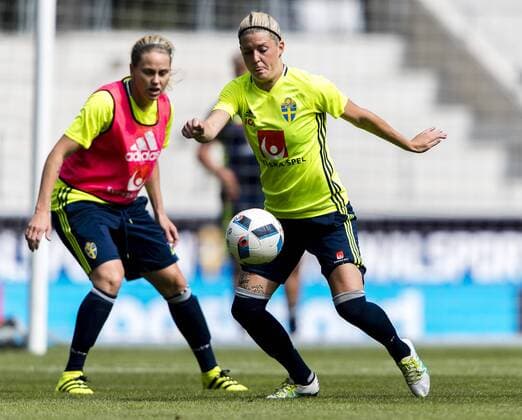 160720 Olivia Schough under en träning med det svenska damlandslaget i fotboll den 20 juli 2016 i Kalmar.  Copyright: JonasxLjungdahl BB160720JO011