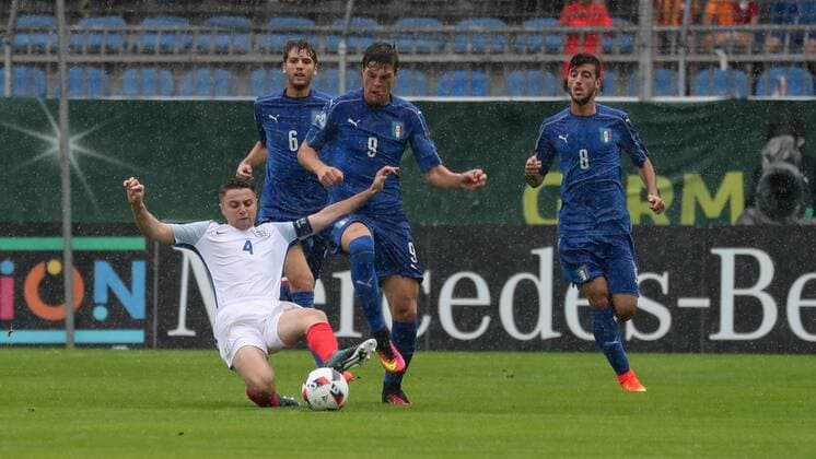 v.li.: Jordan Rossiter (England, 4, Kapitän), Andrea Favilli (Italien, 9), Zweikampf, Duell, duel, tackle, tackling, Dynamik, Action, Aktion, Fussball, UEFA U19-EM, Halbfinale, England - Italien, xozx
