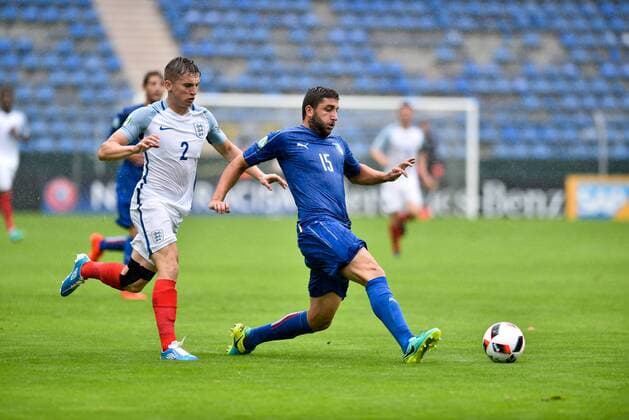 GER, UEFA U19 EURO 2016, Halbfinale, England (ENG) vs Italien (ITA) 21.07.2016, Hardtwaldstadion, Sandhausen, GER, UEFA U19 EURO 2016 im Bild: Jonjoe Kenny ( 2, England) gegen Mauro Coppolaro ( 15, Italien Italy (ITA) nordphotox xFabisch