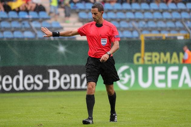 Roi Reinshreiber (Schiedsrichter, Israel), gibt Anweisungen, gestikuliert, mit den Armen gestikulieren, gives instructions, gesticulate, Fussball, UEFA U19-EM, Halbfinale, England - Italien, xozx