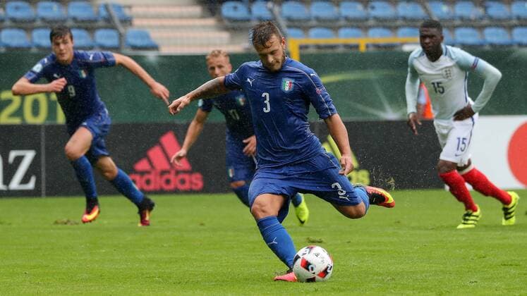 Federico Dimarco (Italien, 3) trifft per Elfmeter, Tor zum 0:1, Fussball, UEFA U19-EM, Halbfinale, England - Italien, xozx