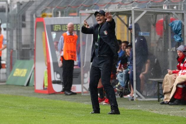 Paolo Vanoli (Trainer, Italien), gibt Anweisungen, gestikuliert, mit den Armen gestikulieren, gives instructions, gesticulate, Fussball, UEFA U19-EM, Halbfinale, England - Italien, xozx