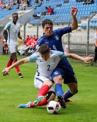 v.li.: Jonjoe Kenny (England, 2), Andrea Favilli (Italien, 9), Zweikampf, Duell, duel, tackle, tackling, Dynamik, Action, Aktion, Fussball, UEFA U19-EM, Halbfinale, England - Italien, xozx
