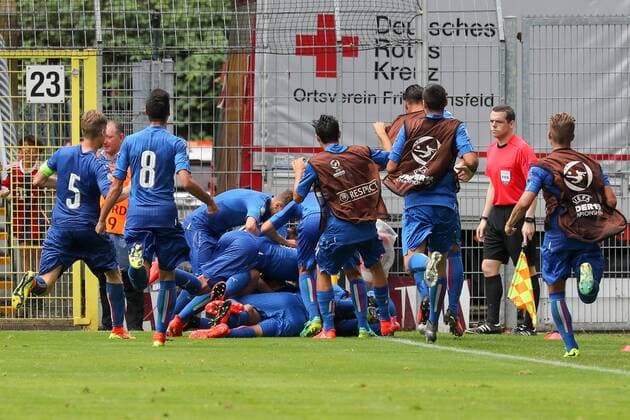 Italiens Spieler und Ersatzspieler jubeln nach dem 0:2, Jubel, Torjubel, Torerfolg, celebrate the goal, goal, celebration, Jubel ueber das Tor, optimistisch, Action, Aktion, Fussball, UEFA U19-EM, Halbfinale, England - Italien, xozx