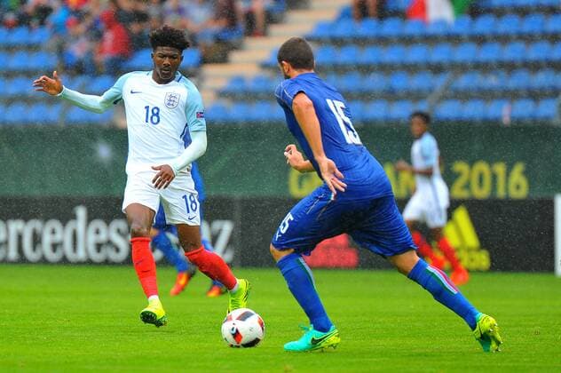 Ainsley Maitland-Niles (ENG), Mauro Coppolaro (ITA). Deutschland, Mannheim: Fussball, UEFA Under19 Championship Halbfinale: England vs Italien am 21.07.2016, Carl-Benz-Stadion.