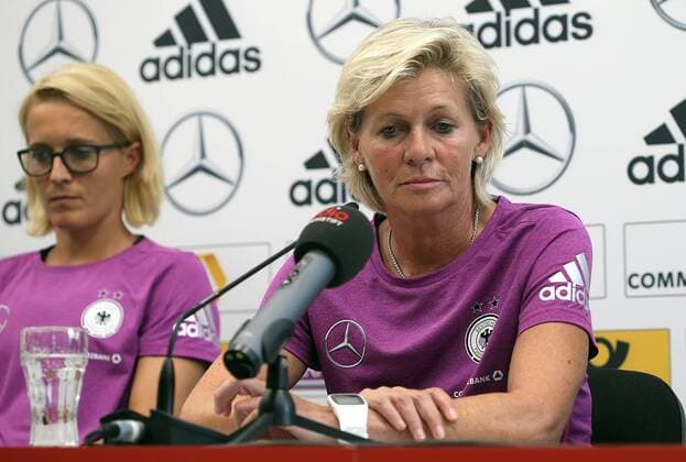 v.l. Saskia Bartusiak (1. FFC Frankfurt, GER), Headcoach Silvia Neid (GER)