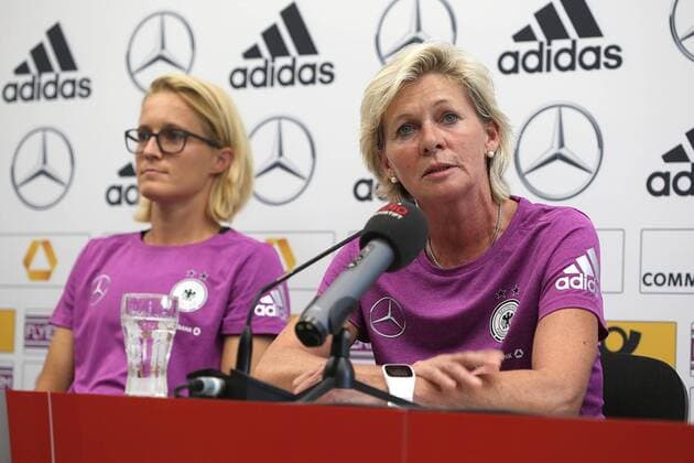 v.l. Saskia Bartusiak (1. FFC Frankfurt, GER) und Headcoach Silvia Neid (GER)