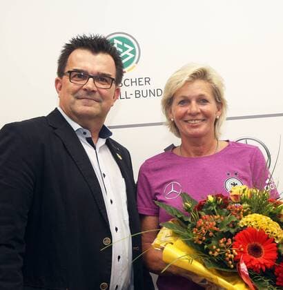 Martin Hornberger, praesident SC paderborn ueberreicht Headcoach Silvia Neid (GER) einen Blumenstrauss