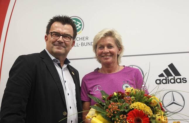 Martin Hornberger, praesident SC paderborn ueberreicht Headcoach Silvia Neid (GER) einen Blumenstrauss