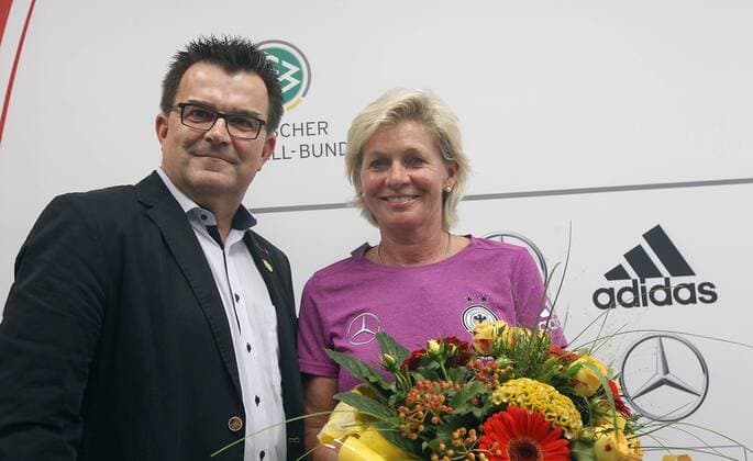 Martin Hornberger, praesident SC paderborn ueberreicht Headcoach Silvia Neid (GER) einen Blumenstrauss