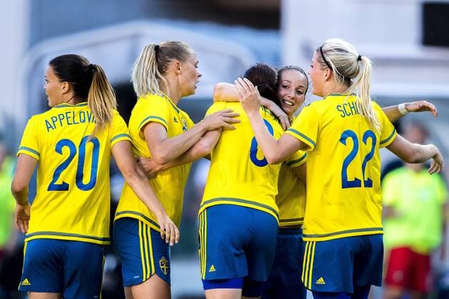 160721 Sveriges Lotta Schelin har gjort mal 1-0 och jublar. Hon firas av Emilia Appelqvist, Fridolina Rolfö, Kosovare Asllani, och Oliva Schough under landskampen i fotboll mellan Sverige och Japan 21 juli 2016 i Kalmar.  Copyright: JonasxLjungdahl BB160721JO010