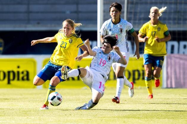 160721 Sveriges Elin Rubensson i kamp med Japans Mayu Sasaki under landskampen i fotboll mellan Sverige och Japan 21 juli 2016 i Kalmar.  Copyright: JonasxLjungdahl BB160721JO055