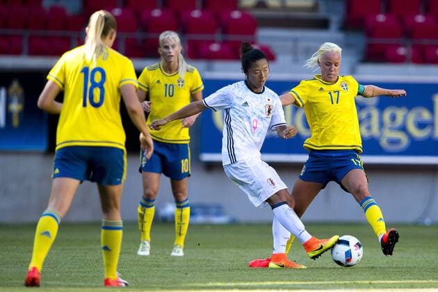 160721 Japans Mayu Sasaki i kamp med Sveriges Caroline Seger under landskampen i fotboll mellan Sverige och Japan 21 juli 2016 i Kalmar.  Copyright: JonasxLjungdahl BB160721JO056