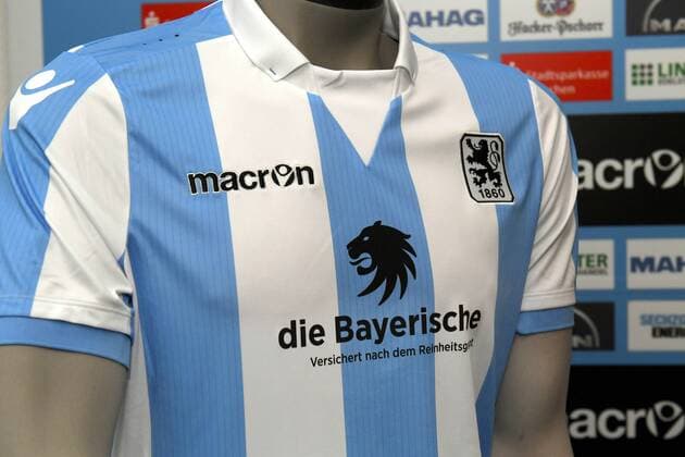 Fußball, 2. BL, 1860 München präsentiert Hauptsponsor die Bayerische 22.07.2016, Fussball 2.Liga 2016 2017, TSV 1860 München, Vorstellung des neuen Hauptsponsors an der Grünwalderstrasse München. Versicherungsgruppe die Bayerische wird ab sofort auf der Trikot-Brust stehen. 
