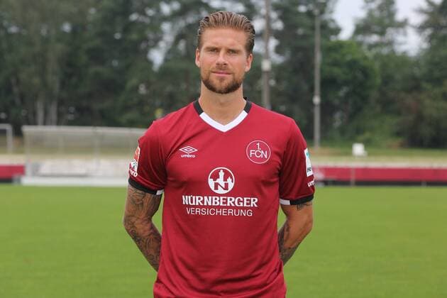 21.07.2016 - 1. FC Nürnberg FCN - 2. Fußball Bundesliga BL - Saison 2016 2017 - Fototermin Porträttermin - MWei - Tobias Kempe (10, 1. FC Nürnberg FCN ) Einzelbild Einzelfoto Portrait Porträt Kopfbild