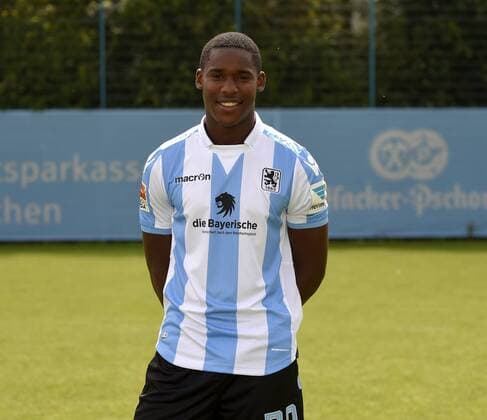22.07.2016, Fussball 2.Liga 2016 2017, TSV 1860 München, Porträttermin 2016 2017, Romuald Lacazette (TSV 1860 München).