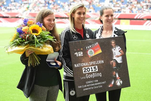 Fußball Frauen Länderspiel Deutschland - Ghana am 22.07.2016 in der Benteler-Arena in Paderborn Lena Goeßling ( Deutschland ) wird als Nationalspielerin des Jahres 2015 ausgezeichnet xRx