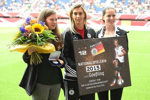 Fußball Frauen Länderspiel Deutschland - Ghana am 22.07.2016 in der Benteler-Arena in Paderborn Lena Goeßling ( Deutschland ) wird als Nationalspielerin des Jahres 2015 ausgezeichnet xRx