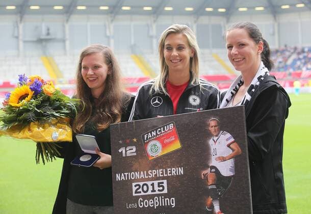 Lena Goessling (GER), mitte, wird vom Fanclub der nationalmannschaft als nationalspielerin 2015 geehrt