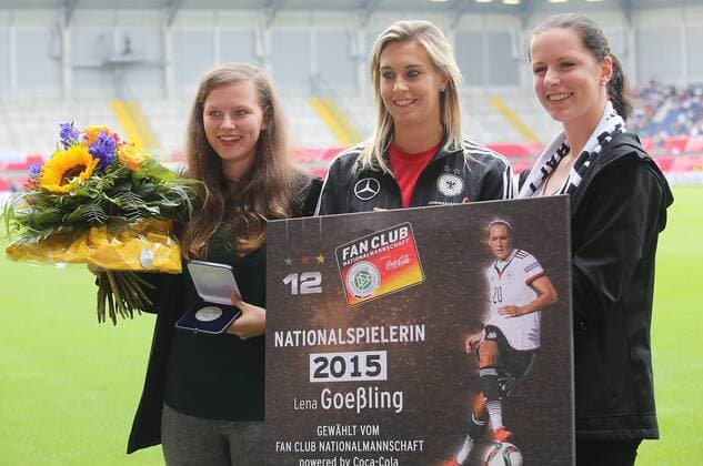 Lena Goessling (GER), mitte, wird vom Fanclub der nationalmannschaft als nationalspielerin 2015 geehrt