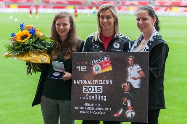 Lena Goeßling (Gößling, Goessling, Gössling, Deutschland, 8, m.) wird von zwei Fans als Nationalspielerin des Jahres 2015 ausgezeichnet, Fussball, Testspiel Frauen, Deutschland - Ghana, xobx