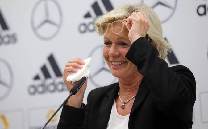 Headcoach Silvia Neid (GER) in der pressekonferenz nach dem Spiel, sie trocknet eine Traene ab