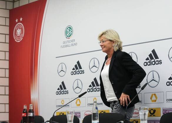 Headcoach Silvia Neid (GER) verlaesst die Pressekonferenz, Abschied