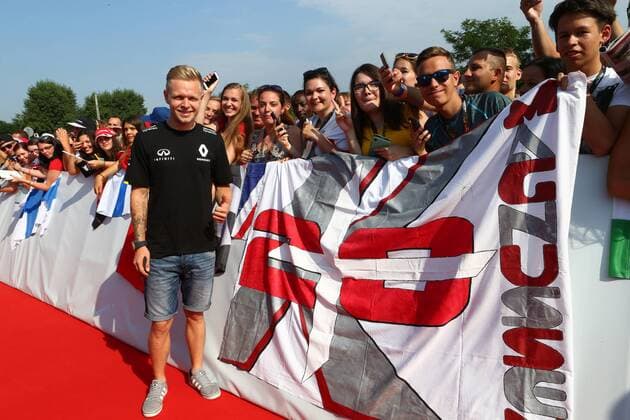 Formel 1, GP Ungarn, Freies Training Hungarian Grand Prix, Hungaroring, Budapest 21 - 24 July 2016 23.07.2016 - Autograph session, Kevin Magnussen (DEN) Renault F1 Team RS16 