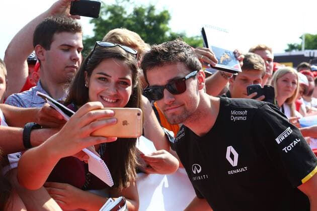 Formel 1, GP Ungarn, Freies Training Hungarian Grand Prix, Hungaroring, Budapest 21 - 24 July 2016 23.07.2016 - Autograph session, Jolyon Palmer (GBR) Renault F1 Team RS16 