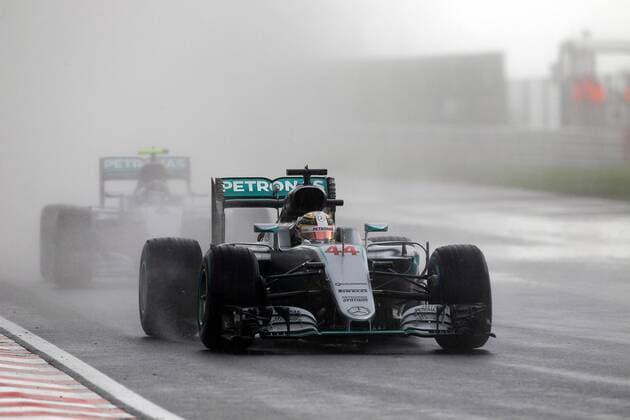 Formel 1, GP von Ungarn, Qualifying in Budapest abgebrochen Hungarian Grand Prix, Hungaroring, Budapest 21 - 24 July 2016 23.07.2016 - Qualifying, Lewis Hamilton (GBR) Mercedes AMG F1 W07 Hybrid leads Nico Rosberg (GER) Mercedes AMG F1 W07 Hybrid 