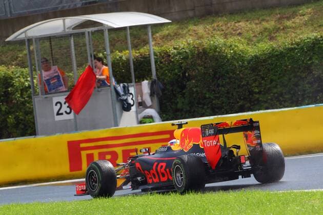 Hungarian Grand Prix, Hungaroring, Budapest 21 - 24 July 2016 23.07.2016 - Qualifying, Daniel Ricciardo (AUS) Red Bull Racing RB12 and the red flag 