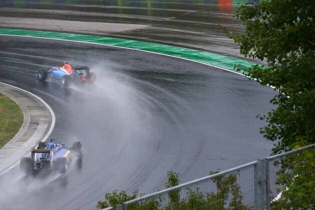Hungarian Grand Prix, Hungaroring, Budapest 21 - 24 July 2016 23.07.2016 - Qualifying, Marcus Ericsson (SUE) Sauber C34 and Rio Haryanto (IDN) Manor Racing MRT05 