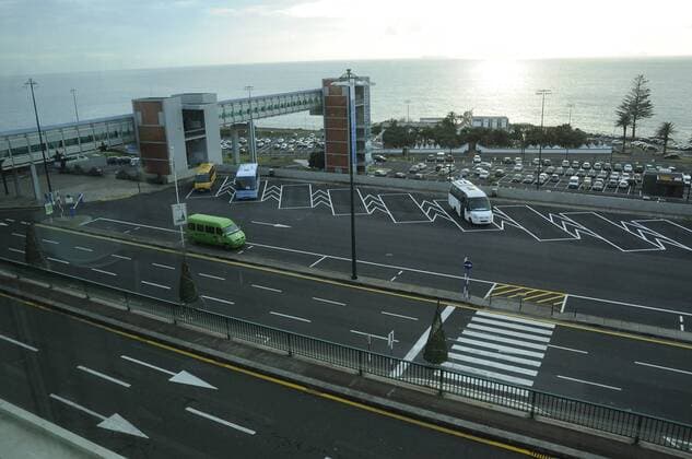 Bildnummer: 54778331 Datum: 30.12.2010 Copyright: imago Lindenthaler Funchal 30.12.10 Madeira Portugal - Flughafen Parkplatz Wirtschaft Verkehr Luftfahrt kbdig xmk 2010 quer Bildnummer 54778331 Date 30 12 2010 Copyright Imago Linden Thaler Funchal 30 12 10 Madeira Portugal Airport Parking Economy Traffic Aviation Kbdig xmk 2010 horizontal