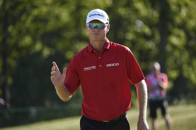 July 23, 2016: John Senden acknowledges the crowd after putting out on the first hole in the third round at the RBC Canadian Open at Glen Abbey Golf Club in Oakville, Ontario. (Photo by Gerry Angus Icon Sportswire) GOLF: JUL 23 PGA Golf Herren - RBC Canadian Open - Third Round Icon16072310 EDITORIAL USE ONLY