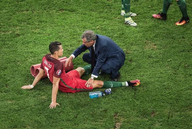 Marseille, Deutschland, 30.06.2016: Fußball UEFA Europameisterschaft 2016 - Viertelfinale - EM 2016 - EM 2016 - Polen - Portugal. Christiano Ronaldo (Portugal) erhält Anweisungen von Trainer Fernando Manuel Costa Santos (Portugal) vor der Verlängerung Verlaengerung.