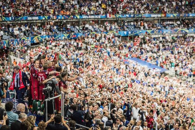 Paris St. Denis, Frankreich, 10.07.2016: Fußball UEFA Europameisterschaft 2016 - Finale - EM 2016 - EM 2016 - Portugal - Frankreich. Portugal ist Europameister 2016. Jubel mit Pokal.
