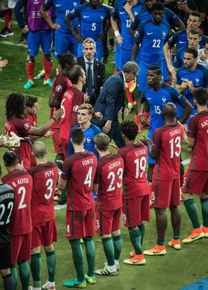 Paris St. Denis, Frankreich, 10.07.2016: Fußball UEFA Europameisterschaft 2016 - Finale - EM 2016 - EM 2016 - Portugal - Frankreich. Antoine Griezmann (Frankreich) und Paul Pogba (Frankreich) gehen durch das Spalier der Portugiesen. Portugal ist Europameister 2016.
