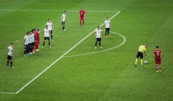 Paris St Denis, Frankreich, 16.06.2016: Fußball UEFA Europameisterschaft 2016 - EM 2016 - Deutschland - Polen. Schiedsrichter Björn Bjoern Kuipers (Ned) weißt Robert Lewandowski (Polen) vor dem Freistoß Freistoss zurecht