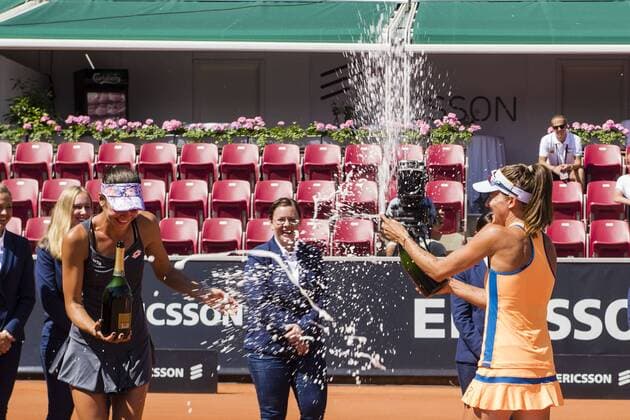 160724 Andreea Mitu, Rumänien och Alicja Rosolska, Polen jublar efter vinsten under finalen i dubbel under dag 8 av Swedish open den 24 juli 2016 i Bastad.  Copyright: MathildaxAhlberg BB160724MA001