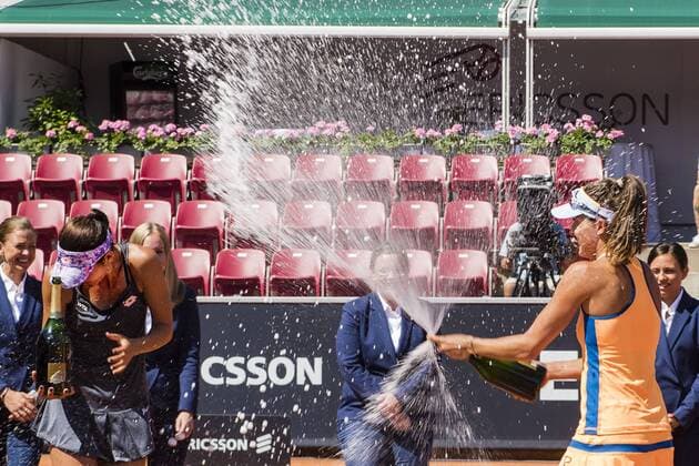 160724 Andreea Mitu, Rumänien och Alicja Rosolska, Polen jublar efter vinsten under finalen i dubbel under dag 8 av Swedish open den 24 juli 2016 i Bastad.  Copyright: MathildaxAhlberg BB160724MA002