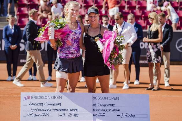 Tennis, Laura Siegemund gewinnt in Bastad ersten WTA-Titel 160724 Katerina Siniakova, Tjeckien och Laura Siegemund, Tyskland efter finalen under dag 8 av Swedish open den 24 juli 2016 i Bastad.  Copyright: MathildaxAhlberg BB160724MA042