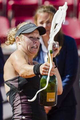 Tennis, Laura Siegemund gewinnt in Bastad ersten WTA-Titel 160724 Laura Siegemund, Tyskland ryggar tillbaka när champangen öppnas under finalen under dag 8 av Swedish open den 24 juli 2016 i Bastad.  Copyright: MathildaxAhlberg BB160724MA044