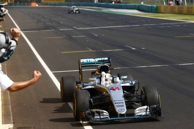 Bilder des Tages - SPORT Motorsports: FIA Formula One World Championship WM Weltmeisterschaft 2016, Grand Prix of Hungary, 44 Lewis Hamilton (GBR, Mercedes AMG Petronas Formula One Team), xHOCHxZWEIx