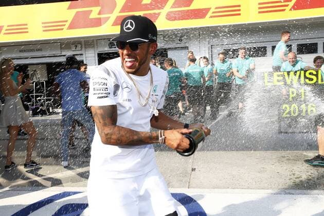 Bilder des Tages - SPORT Motorsports: FIA Formula One World Championship WM Weltmeisterschaft 2016, Grand Prix of Hungary, 44 Lewis Hamilton (GBR, Mercedes AMG Petronas Formula One Team), xHOCHxZWEIx