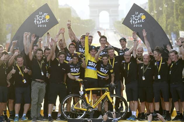 Tour de France, Schlussetappe British Chris Froome of Team Sky and Team Sky riders celebrate on the podium after winning the 21st and last stage of the 103rd edition of the Tour de France cycling race, 113 km from Chantilly to the Champs-Elysees in Paris, France, on Sunday 24 July 2016. This year s Tour de France takes place from July 2nd to July 24th. POOLxSTEPHANExMANTEY  x04898280x