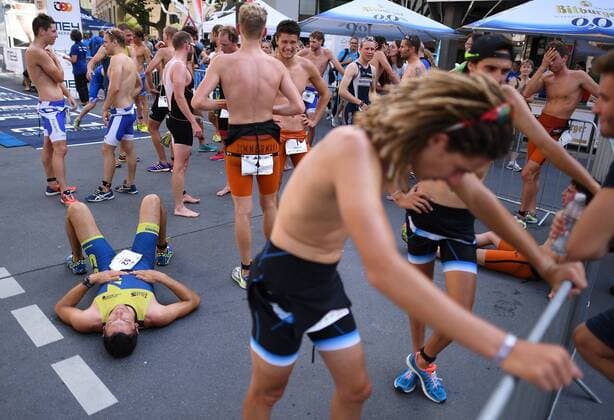 Triathlon 24.07.2016 2. Mey Generalbau Citytriathlon Tuebingen 2016 2. Bundesliga; Athleten voellig erschoepft im Ziel 