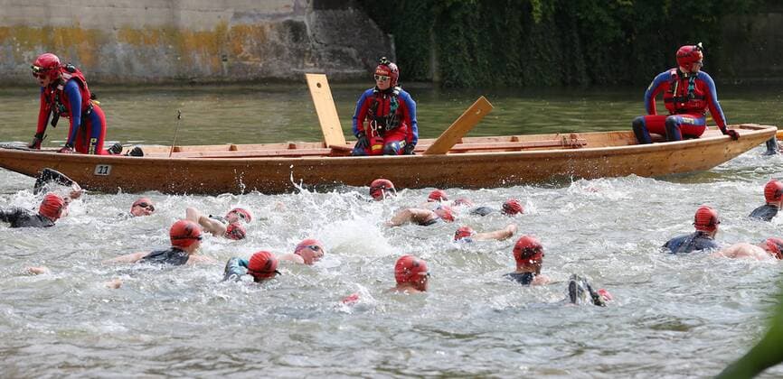 Triathlon 24.07.2016 2. Mey Generalbau Citytriathlon Tuebingen 2016 2. Bundesliga; DLRG Reutlingen Tuebingen auf einem Stocherkahn 