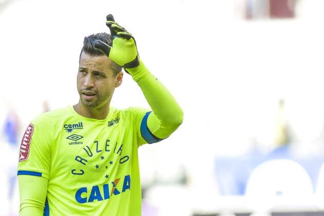 Cruzeiro x Fabio goalkeeper celebrates 700 games with Cruise shirt during the match between Cruzeiro x Sport, valid for the Brazilian Championship, series A, held at the Mineirao stadium. x1165108x  DanielxOliveira